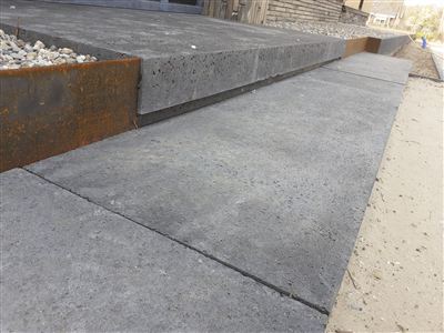 Modern tuinontwerp met bestrating