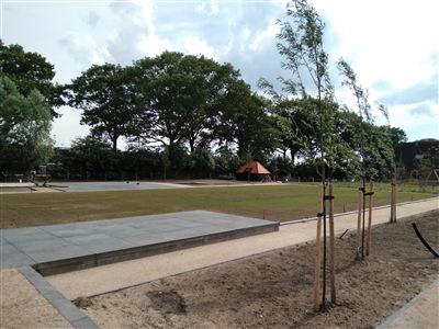 Vakkundige beplanting in aangelegde tuin